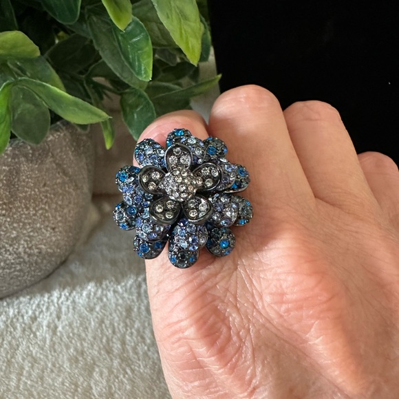 Joan Rivers Blue Pave and Clear Rhinestone Flower Set in Gunmetal. Size 8. - Picture 3 of 11